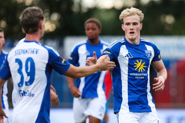 21.08.2026, Fussball, Herren, Krombacher NFV-Pokal, SV Drochtersen Assel - BSV Kickers Emden Torjubel zum 1:1 durch Theo Schröder (blau 9 BSV Kickers Emden) *** August 21, 2026, Soccer, Men s, Krombacher NFV Cup, SV Drochtersen Assel vs. BSV Kickers Emden; Celebration of the 1-1 goal by Theo Schröder (No. 9, BSV Kickers Emden)