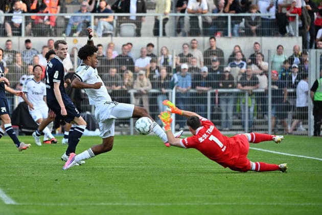 21.08.2026, xjhx, Fussball DFB Pokal 1.Runde, SC St.Tönis - Eintracht Frankfurt v.l. Malik Pimpong (Eintracht Frankfurt) Simon Sell (SC St. Tönis 1911 20) Zweikampf, Aktion, action, battle for the ball Krefeld *** August 21, 2026, xjhx, Soccer DFB Cup 1st Round, SC St. Tönis vs. Eintracht Frankfurt, Malik Pimpong (Eintracht Frankfurt) vs. Simon Sell (SC St. Tönis 1911), 20:20, tackle, action, battle for the ball, Krefeld