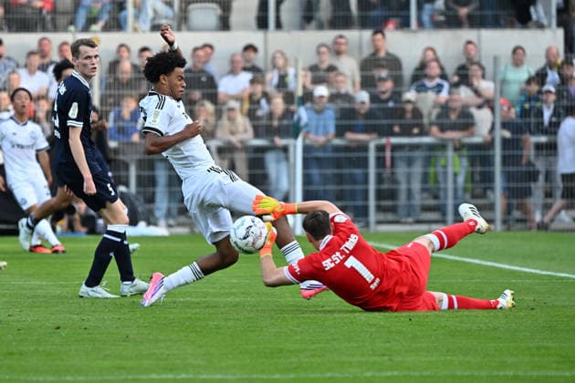 21.08.2026, xjhx, Fussball DFB Pokal 1.Runde, SC St.Tönis - Eintracht Frankfurt v.l. Malik Pimpong (Eintracht Frankfurt) Simon Sell (SC St. Tönis 1911 20) Zweikampf, Aktion, action, battle for the ball Krefeld *** August 21, 2026, xjhx, Soccer DFB Cup 1st Round, SC St. Tönis vs. Eintracht Frankfurt, Malik Pimpong (Eintracht Frankfurt) vs. Simon Sell (SC St. Tönis 1911), 20:20, tackle, action, battle for the ball, Krefeld