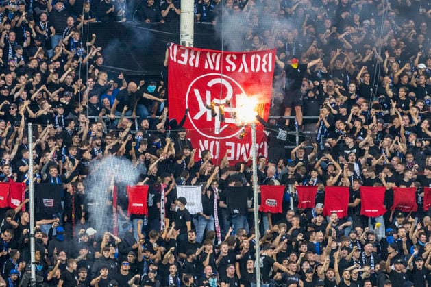Im Bild: Mannheim-Fans zuenden ein Banner von den Kaiserslautern-Fans an. 21.08.2026, SV Waldhof Mannheim 07 - 1. FC Kaiserslautern, DFB-Pokal, 1. Runde, Deutschland, Mannheim, Carl-Benz-Stadion, DFL REGULATIONS PROHIBIT ANY USE OF PHOTOGRAPHS AS IMAGE SEQUENCES AND OR QUASI-VIDEO. *** In the photo, Mannheim fans set fire to a banner held by Kaiserslautern fans on August 21, 2026, SV Waldhof Mannheim 07 vs. 1. FC Kaiserslautern, DFB Cup, First Round, Germany, Mannheim, Carl Benz Stadium, DFL regulations prohibit any use of photographs as image sequences and or quasi-video Copyright: HMBxMedia xJulienxBecker