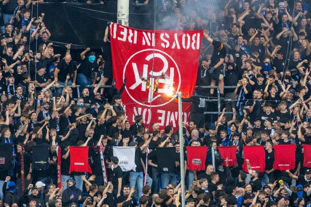 Im Bild: Mannheim-Fans zuenden ein Banner von den Kaiserslautern-Fans an. 21.08.2026, SV Waldhof Mannheim 07 - 1. FC Kaiserslautern, DFB-Pokal, 1. Runde, Deutschland, Mannheim, Carl-Benz-Stadion, DFL REGULATIONS PROHIBIT ANY USE OF PHOTOGRAPHS AS IMAGE SEQUENCES AND OR QUASI-VIDEO. *** In the photo, Mannheim fans set fire to a banner held by the Kaiserslautern fans on August 21, 2026, SV Waldhof Mannheim 07 vs. 1. FC Kaiserslautern, DFB Cup, First Round, Germany, Mannheim, Carl Benz Stadium. DFL regulations prohibit any use of photographs as image sequences and or quasi-video. Copyright: HMBxMedia xJulienxBecker