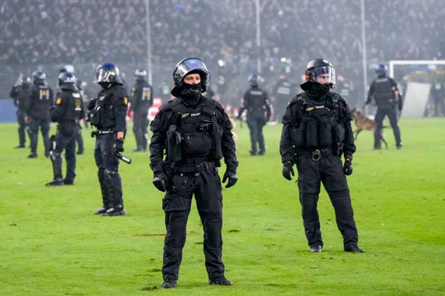 Polizisten sichrern das Spielfeld, Erhöhtes Polizeiaufkommen bei der Partie, Polizisten im Stadion, Polizeipräsenz, Polizeischutz, Polizei im Einsatz, Sicherheit, Stadionsicherheit, Symbolfoto, Symbolbild, Symbol, Risikospiel, Hochsicherheitsspiel, Fußballspiel mit einem erhöhten Sicherheitsrisiko, das Spiel wurde im Vorfeld als Hochrisikospiel eingestuft, 21.08.2026, Mannheim (Deutschland), Fussball, DFB-Pokal, 1. Runde, SV Waldhof Mannheim - 1. FC Kaiserslautern, DFB DFL REGULATIONS PROHIBIT ANY USE OF PHOTOGRAPHS AS IMAGE SEQUENCES AND OR QUASI-VIDEO. *** Police officers securing the field, increased police presence at the game, police officers in the stadium, police presence, police protection, police in action, security, stadium security, stock photo, stock image, symbol, high-risk match, high-security match, soccer match with an increased security risk, the match was classified as a high-risk match in advance, August 21, 2026, Mannheim, Germany, soccer, DFB Cup, 1st round, SV Waldhof Mannheim vs. 1. FC Kaiserslautern, DFB and DFL regulations prohibit any use of photographs as image sequences and or quasi-video xozx