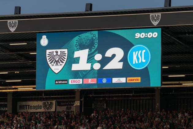 21.08.2026, xydrx, Fußball, DFB Pokal, SC Preußen Münster - Karlsruher SC, Saison 2026 2027, LVM-Preußenstadion: Anzeigetafel mit dem 1:2 Endergebnis DFB regulations prohibit any use of photographs as image sequences and or quasi-video. *** August 21, 2026, xydrx, Soccer, DFB Cup, SC Preußen Münster vs. Karlsruher SC, 2026–2027 season, LVM Preußenstadion scoreboard showing the 1–2 final score. DFB regulations prohibit any use of photographs as image sequences and or quasi-video. Copyright: HMBxMedia YannisxDreimann