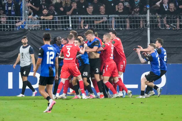 v.li.: Spieler vom SV Waldhof Mannheim und Spieler vom 1. FC Kaiserslautern, Rudelbildung nach dem Schlusspfiff, Aktion, Action, Spielszene, 21.08.2026, Mannheim (Deutschland), Fussball, DFB-Pokal, 1. Runde, SV Waldhof Mannheim - 1. FC Kaiserslautern, DFB DFL REGULATIONS PROHIBIT ANY USE OF PHOTOGRAPHS AS IMAGE SEQUENCES AND OR QUASI-VIDEO. *** Players from SV Waldhof Mannheim and 1 FC Kaiserslautern, a group forming after the final whistle, action, game scene, August 21, 2026, Mannheim, Germany, soccer, DFB Cup, 1st round, SV Waldhof Mannheim vs. 1 FC Kaiserslautern, DFB and DFL regulations prohibit any use of photographs as image sequences and or quasi-video xozx
