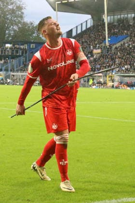 21.08.2026, xrekx, Fussball DFB Pokal 1.Runde, SV Waldhof Mannheim - 1.FC Kaiserslautern v.l. Marlon Ritter (1.FC Kaiserslautern) mit Fahnenstangen aus dem Waldhof-Block (DFL DFB REGULATIONS PROHIBIT ANY USE OF PHOTOGRAPHS as IMAGE SEQUENCES and or QUASI-VIDEO) Mannheim *** August 21, 2026, xrekx, Soccer DFB Cup First Round, SV Waldhof Mannheim 1 FC Kaiserslautern v l Marlon Ritter 1 FC Kaiserslautern with flagpoles from the Waldhof section. DFL and DFB regulations prohibit any use of photographs as image sequences and or quasi-video. Mannheim
