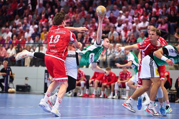 Torwurf von Leif Tissier (TSV Hannover-Burgdorf, 07) im Zweikampf mit Daniel Hideg (TuS Ferndorf, 18, links) GER, TuS Ferndorf vs TSV Hannover-Burgdorf, Handball, DHB-Pokal, 1. Runde, Spielzeit 2026 2027, 21.08.2026 GER, TuS Ferndorf vs TSV Hannover-Burgdorf, Handball, DHB-Pokal, 1. Runde, Spielzeit 2026 2027, 21.08.2026 Kreuztal *** Leif Tissier (TSV Hannover Burgdorf, 7) takes a shot while battling Daniel Hideg (TuS Ferndorf, 18) on the left (GER), TuS Ferndorf vs. TSV Hannover Burgdorf, handball, DHB Cup, 1st round, 2026–2027 season, August 21, 2026, Germany, TuS Ferndorf vs. TSV Hannover Burgdorf, Handball, DHB Cup, Round 1, 2026–2027 season, August 21, 2026, Kreuztal Copyright: xEibner-Pressefoto RenexWeissx EP_RWS