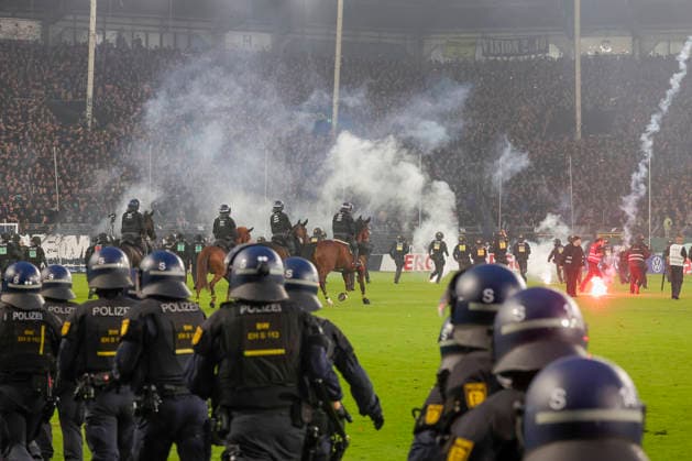 Im Bild: Ausschreitungen der Fanlager, die Polizei muss eingreifen und das Feld stuermen. 21.08.2026, SV Waldhof Mannheim 07 - 1. FC Kaiserslautern, DFB-Pokal, 1. Runde, Deutschland, Mannheim, Carl-Benz-Stadion, DFL REGULATIONS PROHIBIT ANY USE OF PHOTOGRAPHS AS IMAGE SEQUENCES AND OR QUASI-VIDEO. *** The photo shows riots among the fan groups; the police are forced to intervene and storm the field, August 21, 2026, SV Waldhof Mannheim 07 vs. 1 FC Kaiserslautern, DFB Cup, First Round, Germany, Mannheim, Carl Benz Stadium, DFL REGULATIONS PROHIBIT ANY USE OF PHOTOGRAPHS AS IMAGE SEQUENCES AND OR QUASI-VIDEO Copyright: HMBxMedia xJulienxBecker