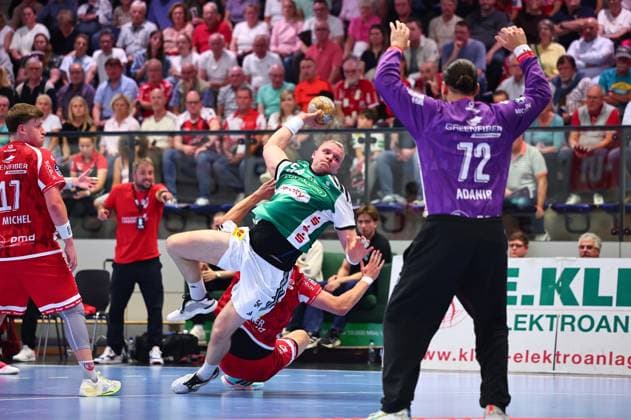 Torwurf von Justus Fischer (TSV Hannover-Burgdorf, 54) GER, TuS Ferndorf vs TSV Hannover-Burgdorf, Handball, DHB-Pokal, 1. Runde, Spielzeit 2026 2027, 21.08.2026 GER, TuS Ferndorf vs TSV Hannover-Burgdorf, Handball, DHB-Pokal, 1. Runde, Spielzeit 2026 2027, 21.08.2026 Kreuztal *** Goal by Justus Fischer of TSV Hannover Burgdorf, 54 GER, TuS Ferndorf vs. TSV Hannover Burgdorf, Handball, DHB Cup, 1st Round, 2026–2027 Season, August 21, 2026 (GER), TuS Ferndorf vs. TSV Hannover Burgdorf, Handball, DHB Cup, Round 1, 2026–2027 season, August 21, 2026, Kreuztal Copyright: xEibner-Pressefoto RenexWeissx EP_RWS