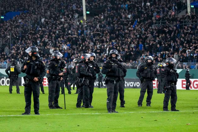 Polizisten sichrern das Spielfeld, Erhöhtes Polizeiaufkommen bei der Partie, Polizisten im Stadion, Polizeipräsenz, Polizeischutz, Polizei im Einsatz, Sicherheit, Stadionsicherheit, Symbolfoto, Symbolbild, Symbol, Risikospiel, Hochsicherheitsspiel, Fußballspiel mit einem erhöhten Sicherheitsrisiko, das Spiel wurde im Vorfeld als Hochrisikospiel eingestuft, 21.08.2026, Mannheim (Deutschland), Fussball, DFB-Pokal, 1. Runde, SV Waldhof Mannheim - 1. FC Kaiserslautern, DFB DFL REGULATIONS PROHIBIT ANY USE OF PHOTOGRAPHS AS IMAGE SEQUENCES AND OR QUASI-VIDEO. *** Police officers securing the field, increased police presence at the game, police officers in the stadium, police presence, police protection, police in action, security, stadium security, stock photo, stock image, symbol, high-risk match, high-security match, soccer match with an increased security risk; the match was classified as a high-risk match in advance, August 21, 2026, Mannheim, Germany, soccer, DFB Cup, 1st round, SV Waldhof Mannheim vs. 1. FC Kaiserslautern, DFB and DFL regulations prohibit any use of photographs as image sequences and or quasi-video xozx