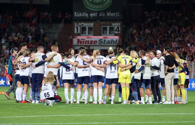 FC Bayern Mannschaft jubelt und feiert nach 1:4 Sieg Fußball Fussball 1. Bundesliga Damen Frauen 1. Spieltag Saison 2026 2027 21.08.2026 1.FC Union Berlin vs. FC Bayern München FCB DFL regulations prohibit any use of photographs as image sequences and or quasi-video *** FC Bayern team cheers and celebrates after a 1-4 victory; Sports, Soccer, Women’s Soccer, Bundesliga 1, Matchday 1, 2026-2027 season, August 21, 2026, 1. FC Union Berlin vs. FC Bayern Munich (FCB); DFL regulations prohibit any use of photographs as image sequences and or quasi-video