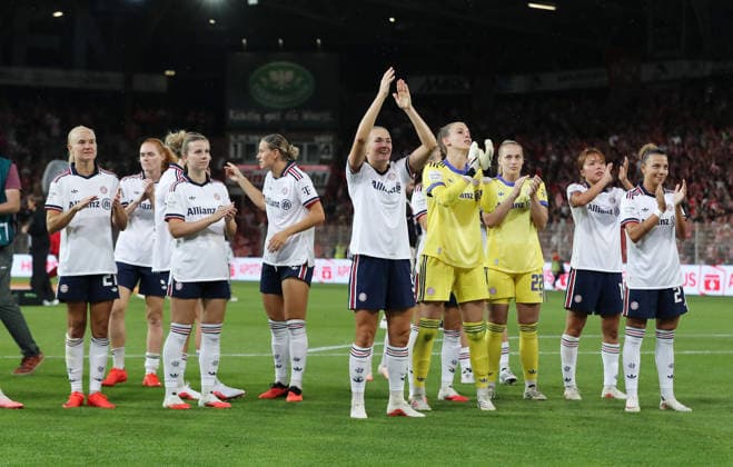 FC Bayern Mannschaft jubelt und feiert nach 1:4 Sieg Fußball Fussball 1. Bundesliga Damen Frauen 1. Spieltag Saison 2026 2027 21.08.2026 1.FC Union Berlin vs. FC Bayern München FCB DFL regulations prohibit any use of photographs as image sequences and or quasi-video *** FC Bayern team cheers and celebrates after a 1-4 victory; Sports, Soccer, Women’s Soccer, Bundesliga 1, Matchday 1, 2026-2027 season, August 21, 2026, 1. FC Union Berlin vs. FC Bayern Munich (FCB); DFL regulations prohibit any use of photographs as image sequences and or quasi-video