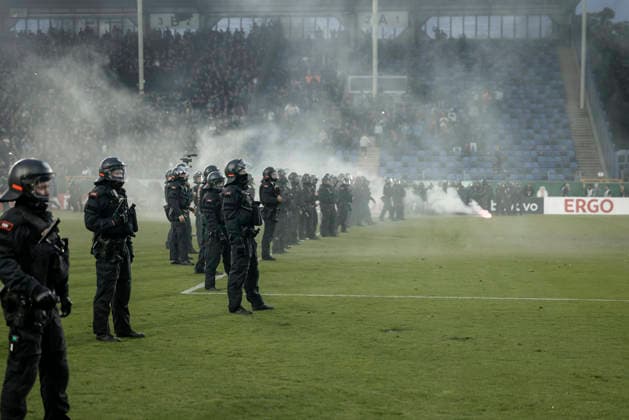 21.08.2026, xhettx, Fussball DFB Pokal 1.Runde, SV Waldhof Mannheim - 1.FC Kaiserslautern v.l. Polizei stürmt den Platz (DFL DFB REGULATIONS PROHIBIT ANY USE OF PHOTOGRAPHS as IMAGE SEQUENCES and or QUASI-VIDEO) *** August 21, 2026, xhettx, Soccer DFB Cup First Round, SV Waldhof Mannheim 1 FC Kaiserslautern – Police storm the field. DFL and DFB regulations prohibit any use of photographs as image sequences and or quasi-video.