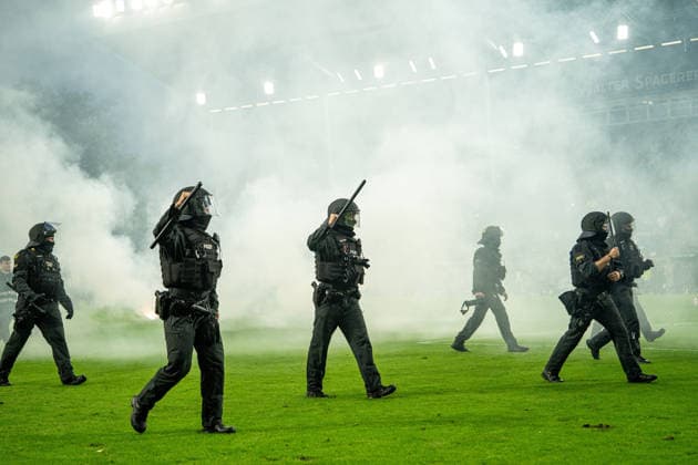 21.08.2026, xdaymx, Fussball DFB Pokal 1.Runde, SV Waldhof Mannheim - 1.FC Kaiserslautern. Die Polizeit wird von den Mannheimer Fans mit Bengalos abgeschossen. (DFL DFB REGULATIONS PROHIBIT ANY USE OF PHOTOGRAPHS as IMAGE SEQUENCES and or QUASI-VIDEO) Mannheim *** August 21, 2026, xdaymx, Soccer, DFB Cup First Round, SV Waldhof Mannheim 1 FC Kaiserslautern The police are pelted with flares by Mannheim fans. DFL DFB REGULATIONS PROHIBIT ANY USE OF PHOTOGRAPHS AS IMAGE SEQUENCES AND OR QUASI-VIDEO. Mannheim