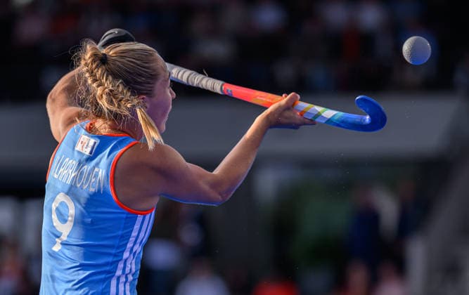 Hockey World Cup Day Seven Renee van Laarhoven of Netherlands Women (Oranje) drags down an aerial pass during the match against India in Pool E of the 2026 FIH Hockey World Cup at Wagener Stadium, Amstelveen 21 08 2026 UK Newspapers OUT Copyright: xGraemexWilcocksonx FIL-23806-0077