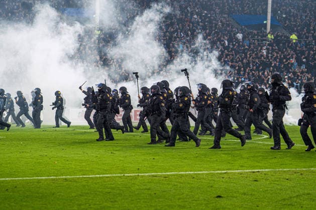 Football, DFB Cup, SV Waldhof Mannheim v 1. FC Kaiserslautern, match suspended following fan disturbances