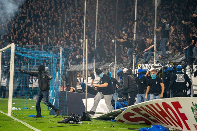 21.08.2026, xdaymx, Fussball DFB Pokal 1.Runde, SV Waldhof Mannheim - 1.FC Kaiserslautern. Fans von Waldhof Mannheim stürmen den Platz. (DFL DFB REGULATIONS PROHIBIT ANY USE OF PHOTOGRAPHS as IMAGE SEQUENCES and or QUASI-VIDEO) Mannheim *** August 21, 2026, xdaymx, Soccer DFB Cup 1st Round, SV Waldhof Mannheim 1 FC Kaiserslautern Waldhof Mannheim fans storm the field DFL DFB REGULATIONS PROHIBIT ANY USE OF PHOTOGRAPHS as IMAGE SEQUENCES and or QUASI-VIDEO Mannheim