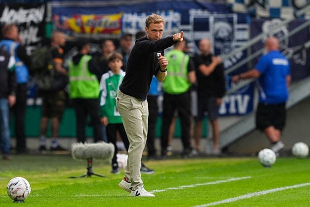 21.08.2026, xydrx, Fußball, DFB Pokal, SC Preußen Münster - Karlsruher SC, Saison 2026 2027, LVM-Preußenstadion: Maximilian Senft (Cheftrainer Karlsruher SC) gibt gestikulierend Anweisungen DFB regulations prohibit any use of photographs as image sequences and or quasi-video. *** August 21, 2026, xydrx, Soccer, DFB Cup, SC Preußen Münster vs. Karlsruher SC, 2026–2027 season, LVM Preußenstadion: Maximilian Senft, head coach of Karlsruher SC, gestures while giving instructions. DFB regulations prohibit any use of photographs as image sequences and or quasi-video. Copyright: HMBxMedia YannisxDreimann