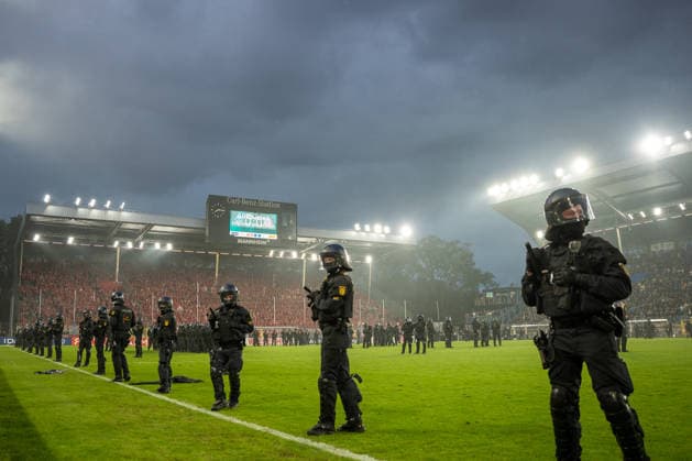 DFB-Pokal: SV Waldhof Mannheim vs 1. FC Kaiserslautern, 21.08.2026 Polizeikräfte stehen während des DFB-Pokalspiels zwischen SV Waldhof Mannheim vs 1. FC Kaiserslautern im Innenraum des Stadions. Weitere Einsatzkräfte sichern den Bereich vor der Tribüne. DFB-Pokal: SV Waldhof Mannheim vs 1. FC Kaiserslautern, Carl-Benz-Stadion, 21.08.2026 DFB DFL REGULATIONS PROHIBIT ANY USE OF PHOTOGRAPHS AS IMAGE SEQUENCES AND OR QUASI-VIDEO. *** DFB Cup: SV Waldhof Mannheim vs. 1 FC Kaiserslautern, August 21, 2026: Police officers are stationed inside the stadium during the DFB Cup match between SV Waldhof Mannheim and 1 FC Kaiserslautern. Additional officers are securing the area in front of the stands. DFB Cup: SV Waldhof Mannheim vs. 1 FC Kaiserslautern, Carl Benz Stadium, August 21, 2026 DFB and DFL regulations prohibit any use of photographs as image sequences and or quasi-video. Copyright: xBEAUTIFULxSPORTS Hillx