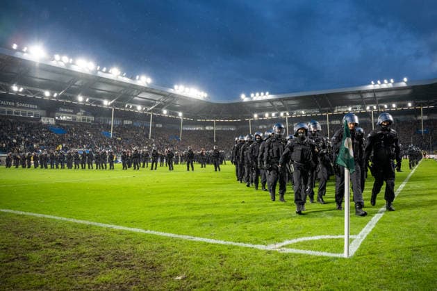 DFB-Pokal: SV Waldhof Mannheim vs 1. FC Kaiserslautern, 21.08.2026 Zahlreiche Polizeikräfte stehen während des DFB-Pokalspiels zwischen SV Waldhof Mannheim vs 1. FC Kaiserslautern im Innenraum des Stadions. Einsatzkräfte formieren sich am Spielfeldrand vor der Tribüne. DFB-Pokal: SV Waldhof Mannheim vs 1. FC Kaiserslautern, Carl-Benz-Stadion, 21.08.2026 DFB DFL REGULATIONS PROHIBIT ANY USE OF PHOTOGRAPHS AS IMAGE SEQUENCES AND OR QUASI-VIDEO. *** DFB Cup: SV Waldhof Mannheim vs. 1 FC Kaiserslautern, August 21, 2026 Numerous police officers are on duty inside the stadium during the DFB Cup match between SV Waldhof Mannheim and 1 FC Kaiserslautern. Officers are lining up along the sideline in front of the stands. DFB Cup: SV Waldhof Mannheim vs. 1 FC Kaiserslautern, Carl Benz Stadium, August 21, 2026. DFB and DFL regulations prohibit any use of photographs as image sequences and or quasi-video. Copyright: xBEAUTIFULxSPORTS Hillx
