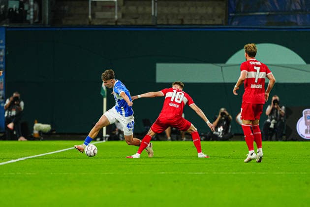 Yannick Michaelis FC Hansa Rostock, 41), Chris Führich (VfB Stuttgart, 10) GER, FC Hansa Rostock vs. VfB Stuttgart, Fußball, DFB-Pokal, 1. Runde, Saison 2026 2027, 21.08.2026 GER, FC Hansa Rostock vs. VfB Stuttgart, Fußball, DFB-Pokal, 1. Runde, Saison 2026 2027, 21.08.2026 Rostock *** Yannick Michaelis, FC Hansa Rostock, 41; Chris Führich, VfB Stuttgart, 10 GER; FC Hansa Rostock vs. VfB Stuttgart, Soccer, DFB Cup, 1st Round, 2026–2027 Season, August 21, 2026 GER, FC Hansa Rostock vs. VfB Stuttgart, Soccer, DFB Cup, 1st Round, 2026–2027 Season, August 21, 2026 Rostock Copyright: xEibner-Pressefoto MarcelxvonxFehrnx EP_MFN