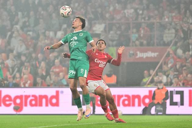 Standard de Liege v RAAL La Louviere - Jupiler Pro League LIEGE, BELGIUM - AUGUST 21 : Lawrence Henry defender of Standard de Liege and Filet Elias forward of RAAL La Louviere battle for the ball during the Jupiler Pro League match between Standard de Liege and RAAL La Louviere on August 21, 2026 in Liege, Belgium, 21 08 2026 Liege Belgium  Copyright: xPeterxDexVoechtx