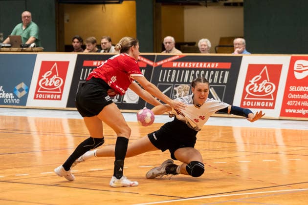 Zweikampf zwischen Deborah Spatz (HSV Solingen Graefrath, 42) und Isabel Kattner (VfL Waiblingen, 10). HSV Solingen Graefrath 76 vs. VfL Waiblingen, Handball, DHB Pokal Frauen, 1. Runde, Saison 2026 2027, 21.08.2026 HSV Solingen Graefrath 76 vs. VfL Waiblingen, Handball, DHB Pokal Frauen, 18. Spieltag, 1. Runde, Saison 2026 2027, 21.08.2026 Solingen *** Head-to-head matchup between Deborah Spatz (HSV Solingen Graefrath, 42) and Isabel Kattner (VfL Waiblingen, 10); HSV Solingen Graefrath 76 vs. VfL Waiblingen; Handball; DHB Women’s Cup; Round 1, 2026–2027 season, August 21, 2026, HSV Solingen Graefrath 76 vs. VfL Waiblingen, Handball, DHB Women’s Cup, Matchday 18, Round 1, 2026–2027 season, August 21, 2026, Solingen Copyright: xEibner-Pressefoto ThomasxHaeslerx EP_THR