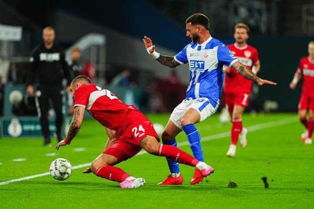 Sport Bilder des Tages Jeff Chabot (VfB Stuttgart, 24), Leon Dajaku FC Hansa Rostock, 43) GER, FC Hansa Rostock vs. VfB Stuttgart, Fußball, DFB-Pokal, 1. Runde, Saison 2026 2027, 21.08.2026 GER, FC Hansa Rostock vs. VfB Stuttgart, Fußball, DFB-Pokal, 1. Runde, Saison 2026 2027, 21.08.2026 Rostock *** Jeff Chabot, VfB Stuttgart, 24; Leon Dajaku, FC Hansa Rostock, 43 (GER); FC Hansa Rostock vs. VfB Stuttgart, Soccer, DFB Cup, 1st Round, 2026–2027 Season, August 21, 2026 GER, FC Hansa Rostock vs. VfB Stuttgart, Soccer, DFB Cup, 1st Round, 2026–2027 Season, August 21, 2026 Rostock Copyright: xEibner-Pressefoto MarcelxvonxFehrnx EP_MFN