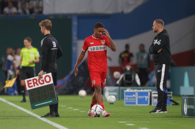21.08.2026, xtgx, Fussball DFB-Pokal 1. Runde, FC Hansa Rostock - VfB Stuttgart, v.l. Nikolas Nartey (Stuttgart, 28) verletzt, Verletzung, injury, injured (DFL DFB REGULATIONS PROHIBIT ANY USE OF PHOTOGRAPHS as IMAGE SEQUENCES and or QUASI-VIDEO) Rostock *** August 21, 2026, xtgx, Soccer DFB Cup 1st Round, FC Hansa Rostock vs. VfB Stuttgart, from left: Nikolas Nartey (Stuttgart), 28, injured, injury, injured DFL DFB REGULATIONS PROHIBIT ANY USE OF PHOTOGRAPHS as IMAGE SEQUENCES and or QUASI-VIDEO Rostock