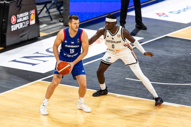21.08.2026, GER, Turkish Airlines Supercup 2026, Hamburg, Deutschland-Tschechien Martin Peterka (Tschechien, 15), Isaac Bonga (Deutschland, 0) Hamburg Barclays Arena Hamburg Deutschland *** August 21, 2026, GER, 2026 Turkish Airlines Supercup, Hamburg, Germany, Czech Republic: Martin Peterka (Czech Republic), 15; Isaac Bonga (Germany), 0; Hamburg, Barclays Arena, Hamburg, Germany