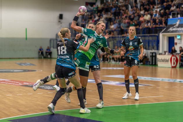 Luisa Schulze (Frisch Auf! Göppingen, 33) beim Wurf Maxie-Leonie Fuhrmann (ESV 1927 Regensburg, 18) Franziska Peter (ESV 1927 Regensburg, 08) ESV 1927 Regensburg vs. Frisch Auf! Goeppingen, Handball, DHB-Pokal Damen, Saison 2026 2027, 1. Runde, 21.08.2026 ESV 1927 Regensburg vs. Frisch Auf! Goeppingen, Handball, DHB-Pokal Damen, Saison 2026 2027, 1. Runde, 21.08.2026 Regensburg *** Luisa Schulze, Frisch Auf Göppingen, 33, on the throw; Maxie Leonie Fuhrmann, ESV 1927 Regensburg, 18; Franziska Peter, ESV 1927 Regensburg, 08 ESV 1927 Regensburg vs. Frisch Auf Göppingen, Handball, DHB Women’s Cup, 2026–2027 Season, Round 1, August 21, 2026 ESV 1927 Regensburg vs. Frisch Auf Göppingen, Handball, DHB Women’s Cup, 2026–2027 Season, Round 1, August 21, 2026 Regensburg Copyright: xEibner-Pressefoto ArdanxFuessmanx EP_AFN