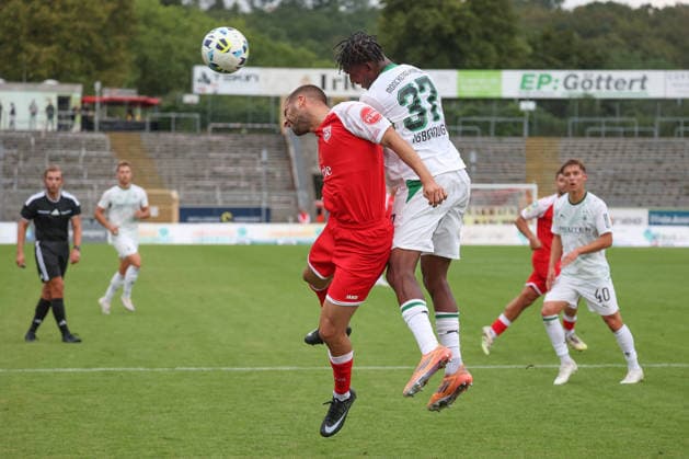 Serhat-Semih Gueler (Güler) (SI) li. gegen David Amalachukwu Igboanugo (MG) re. Fussball Regionalliga West, 4. Spieltag, Sportfreunde Siegen - Borussia Moenchengladbach (Mönchengladbach) U23, am 21.08.2026 in Siegen Deutschland. *** Serhat Semih Gueler Güler (SI, left) vs. David Amalachukwu Igboanugo (MG, right) in the Regionalliga West soccer match, Matchday 4, Sportfreunde Siegen vs. Borussia Mönchengladbach Mönchengladbach U23, on August 21, 2026, in Siegen, Germany