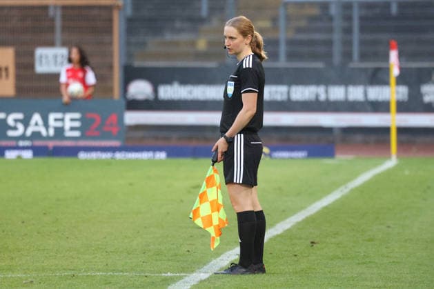 Linienrichterin Dr. Isabel Steinke Fussball Regionalliga West, 4. Spieltag, Sportfreunde Siegen - Borussia Moenchengladbach (Mönchengladbach) U23, am 21.08.2026 in Siegen Deutschland. *** Lineswoman Dr. Isabel Steinke, Regional League West, Matchday 4, Sportfreunde Siegen vs. Borussia Mönchengladbach U23, on August 21, 2026, in Siegen, Germany