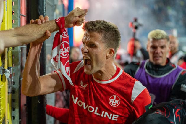 DFB-Pokal: SV Waldhof Mannheim vs 1. FC Kaiserslautern, 21.08.2026 Der 1. FC Kaiserslautern jubelt nach dem 1:0-Sieg gegen den SV Waldhof Mannheim gemeinsam mit den mitgereisten Fans am Gästeblock. DFB-Pokal: SV Waldhof Mannheim vs 1. FC Kaiserslautern, Carl-Benz-Stadion, 21.08.2026 DFB DFL REGULATIONS PROHIBIT ANY USE OF PHOTOGRAPHS AS IMAGE SEQUENCES AND OR QUASI-VIDEO. *** DFB Cup: SV Waldhof Mannheim vs. 1 FC Kaiserslautern, August 21, 2026: 1 FC Kaiserslautern celebrates its 1-0 victory over SV Waldhof Mannheim together with the traveling fans in the visitors section. DFB Cup: SV Waldhof Mannheim vs. 1 FC Kaiserslautern, Carl Benz Stadium, August 21, 2026 DFB and DFL regulations prohibit any use of photographs as image sequences and or quasi-video. Copyright: xBEAUTIFULxSPORTS Hillx