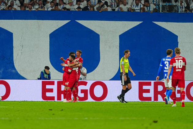 Torjubel VfB Stuttgart nach Tor zum 0:2 Dzenan Pejcinovic (VfB Stuttgart, 17) GER, FC Hansa Rostock vs. VfB Stuttgart, Fußball, DFB-Pokal, 1. Runde, Saison 2026 2027, 21.08.2026 GER, FC Hansa Rostock vs. VfB Stuttgart, Fußball, DFB-Pokal, 1. Runde, Saison 2026 2027, 21.08.2026 Rostock *** VfB Stuttgart fans celebrate after Dzenan Pejcinovic scores to make it 0–2, VfB Stuttgart, August 17, Germany, FC Hansa Rostock vs. VfB Stuttgart, Soccer, DFB Cup, 1st Round, 2026–2027 Season, August 21, 2026, GER, FC Hansa Rostock vs. VfB Stuttgart, Soccer, DFB Cup, First Round, 2026–2027 Season, August 21, 2026, Rostock Copyright: xEibner-Pressefoto MarcelxvonxFehrnx EP_MFN