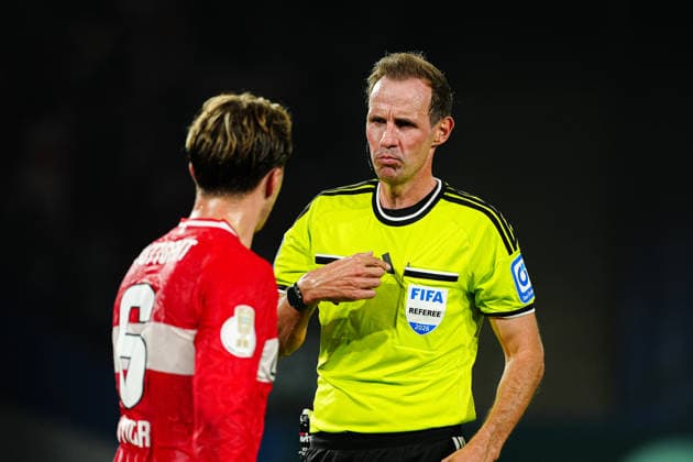 Angelo Stiller (VfB Stuttgart, 06) mit Schiedsrichter Sascha Stegemann GER, FC Hansa Rostock vs. VfB Stuttgart, Fußball, DFB-Pokal, 1. Runde, Saison 2026 2027, 21.08.2026 GER, FC Hansa Rostock vs. VfB Stuttgart, Fußball, DFB-Pokal, 1. Runde, Saison 2026 2027, 21.08.2026 Rostock *** Angelo Stiller, VfB Stuttgart, No. 06, with referee Sascha Stegemann (GER), FC Hansa Rostock vs. VfB Stuttgart, soccer, DFB Cup, 1st round, 2026–2027 season, August 21, 2026, Germany, FC Hansa Rostock vs. VfB Stuttgart, Soccer, DFB Cup, 1st Round, 2026–2027 Season, August 21, 2026, Rostock Copyright: xEibner-Pressefoto MarcelxvonxFehrnx EP_MFN