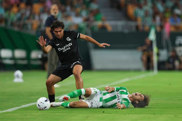 ESP: Real Betis - Real Sociedad. La Liga EA Sports. Matchday 2. Jon Aramburu of Real Sociedad and Rodrigo Riquelme of Real Betis during the La Liga EA Sports match between Real Betis and Real Sociedad played at La Cartuja Stadium on Aug 21, 2026 in Sevilla, Spain. kpng Copyright: xAntonioxPozox xPRESSINPHOTOx AP_2627_BET_RSO_007