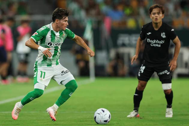 ESP: Real Betis - Real Sociedad. La Liga EA Sports. Matchday 2. Fran Garcia of Real Betis and Takefusa Kubo of Real Sociedad during the La Liga EA Sports match between Real Betis and Real Sociedad played at La Cartuja Stadium on Aug 21, 2026 in Sevilla, Spain. kpng Copyright: xAntonioxPozox xPRESSINPHOTOx AP_2627_BET_RSO_014