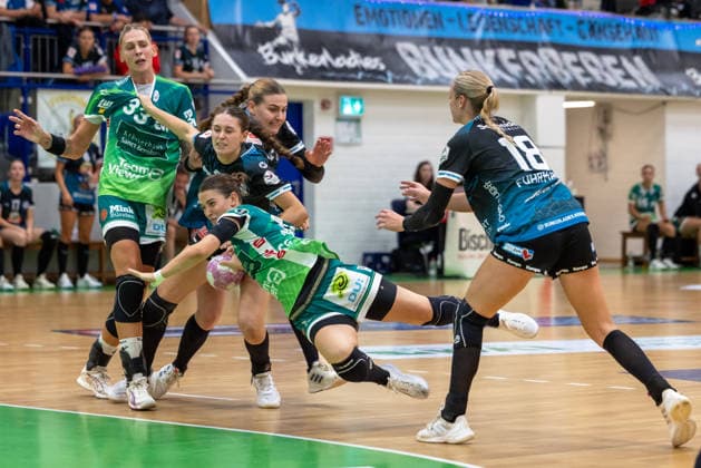 Lea Neubrander (Frisch Auf! Göppingen, 81) beim Wurf am Kreis. Luisa Schulze (Frisch Auf! Göppingen, 33), Maxie-Leonie Fuhrmann (ESV 1927 Regensburg, 18) ESV 1927 Regensburg vs. Frisch Auf! Goeppingen, Handball, DHB-Pokal Damen, Saison 2026 2027, 1. Runde, 21.08.2026 ESV 1927 Regensburg vs. Frisch Auf! Goeppingen, Handball, DHB-Pokal Damen, Saison 2026 2027, 1. Runde, 21.08.2026 Regensburg *** Lea Neubrander, Frisch Auf Göppingen, No. 81, taking a shot from the circle; Luisa Schulze, Frisch Auf Göppingen, No. 33, Maxie Leonie Fuhrmann, ESV 1927 Regensburg, 18; ESV 1927 Regensburg vs. Frisch Auf Göppingen, handball, DHB Women’s Cup, 2026–2027 season, Round 1, August 21, 2026 ESV 1927 Regensburg vs. Frisch Auf Göppingen, Handball, DHB Women’s Cup, 2026–2027 season, Round 1, August 21, 2026 Regensburg Copyright: xEibner-Pressefoto ArdanxFuessmanx EP_AFN