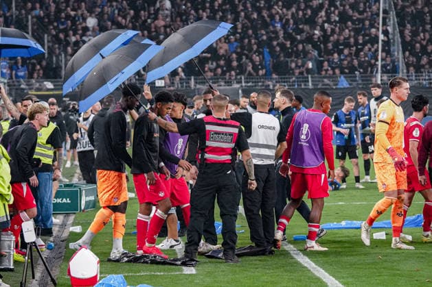 Deutschland: Fussball Saison 2026 2027 , DFB-Pokal Runde 1 1. Runde , SV Waldhof Mannheim vs. 1. FC Kaiserslautern - Carl-Benz-Stadion (Mannheim) : Rudelbildung, Schirme, Regenschirme, Fans werfen Fahnen auf den Platz Mannheim Carl-Benz-Stadion Deutschland Germany *** Germany Soccer Season 2026–2027, DFB Cup Round 1, SV Waldhof Mannheim vs. 1. FC Kaiserslautern, Carl Benz Stadium, Mannheim—Fans gathering in groups, holding signs and umbrellas, throwing flags onto the field, Mannheim, Carl Benz Stadium, Germany Copyright: xBennetxLongx