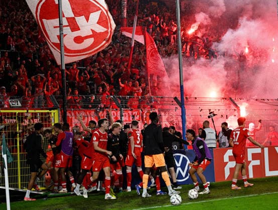 DFB-Pokal 2026 27 1. Runde Carl-Benz-Stadion SV Waldhof Mannheim (svw) - 1. FC Kaiserslautern (fck) 0:1 Kollektiver Jubel des FCK nach dem 1:0 DFB-Pokal *** 2026-27 DFB Cup, First Round, Carl Benz Stadium: SV Waldhof Mannheim (SVW) 1, FC Kaiserslautern (FCK) 0. Collective celebration by FCK after the 1-0 DFB Cup win.