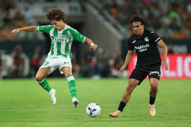 ESP: Real Betis - Real Sociedad. La Liga EA Sports. Matchday 2. Rodrigo Riquelme of Real Betis and Jon Aramburu of Real Sociedad during the La Liga EA Sports match between Real Betis and Real Sociedad played at La Cartuja Stadium on Aug 21, 2026 in Sevilla, Spain. kpng Copyright: xAntonioxPozox xPRESSINPHOTOx AP_2627_BET_RSO_034