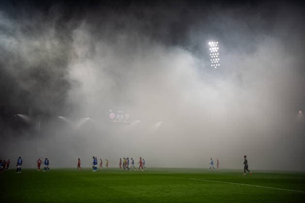 Rostock, Deutschland 21. August 2026: DFB-Pokal - 2026 2027 - 1. Runde - FC Hansa Rostock gegen VfB Stuttgart Im Bild: Spielunterbrechung wegen Pyronebel DFB DFL regulations prohibit any use of photographs as image sequences and or quasi-video *** Rostock, Germany, August 21, 2026; 2026–2027 DFB Cup, First Round: FC Hansa Rostock vs. VfB Stuttgart. Pictured: Game interrupted due to smoke from pyrotechnics. DFB and DFL regulations prohibit the use of photographs as image sequences and or quasi-video. Copyright: xFotostandx xVoelkerx