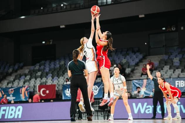 Catharina Schlechter ( 2; Team Deutschland u16w 2026) und eine Spielerin der Türkei springen beim Tip-Off um den Ball in der Pitesti Arena. Im Hintergrund verfolgen weitere Spielerinnen beider Teams den Beginn der Partie. Catharina Schlechter ( 2; Deutschland u16w) beim Sprungball gegen Turkey *** Catharina Schlechter 2 of Team Germany U16w 2026 and a player from Turkey jump for the ball at the tip-off in the Pitesti Arena. In the background, other players from both teams watch the start of the game. Catharina Schlechter 2 of Team Germany U16w at the tip-off against Turkey Copyright: xJoelxKruehlerx