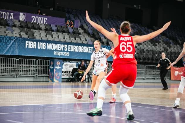 Jamie Zentgraf ( 11; Team Deutschland u16w 2026) treibt den Ball nach vorne und sucht den Weg an Doga Nur Aksoy ( 65; Turkey) vorbei, die mit ausgebreiteten Armen verteidigt. Die Szene findet bei der FIBA U16 Women s EuroBasket 2026 in der Pitesti Arena statt. Jamie Zentgraf ( 11; Deutschland u16w) dribbelt gegen Doga Nur Aksoy ( 65; Turkey) *** Jamie Zentgraf, 11, Team Germany U16w 2026, drives the ball forward and looks to get past Doga Nur Aksoy, 65, Turkey, who is defending with her arms outstretched. The scene takes place at the 2026 FIBA U16 Women’s EuroBasket in the Pitesti Arena. Jamie Zentgraf, No. 11, Germany U16 Women’s Team, dribbles past Doga Nur Aksoy, No. 65, Turkey. Copyright: xJoelxKruehlerx