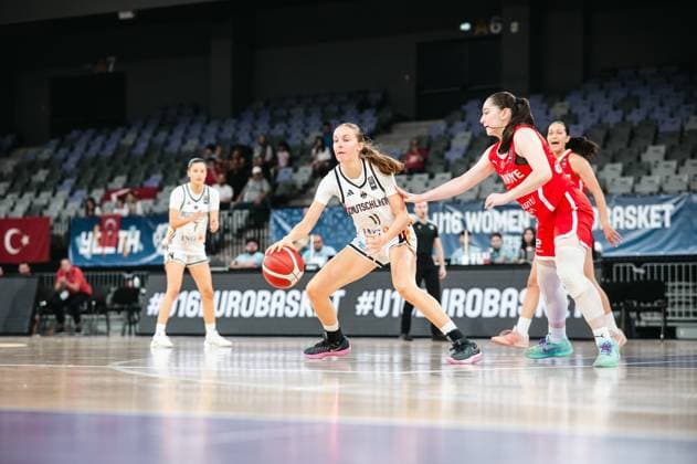 Jamie Zentgraf ( 11; Team Deutschland u16w 2026) treibt den Ball im Dribbling voran und wird von einer Spielerin der Turkey unter Druck gesetzt. Im Hintergrund ist eine weitere deutsche Spielerin zu sehen, das Spiel findet in der Pitesti Arena im Rahmen der U16 Women EuroBasket statt. Jamie Zentgraf ( 11; Deutschland u16w) im Dribbling gegen Turkey *** Jamie Zentgraf, No. 11, Team Germany U16 Women 2026, drives the ball forward while dribbling and is pressured by a player from Turkey. Another German player can be seen in the background; the game is taking place at the Pitesti Arena as part of the U16 Women’s EuroBasket. Jamie Zentgraf (No. 11), Germany U16 Women, dribbling against Turkey Copyright: xJoelxKruehlerx