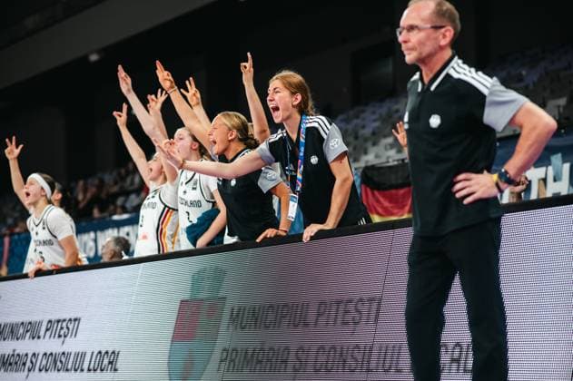 Nele Prowaznik und ihre Teamkolleginnen von Team Deutschland u16w 2026 feiern ausgelassen an der Seitenbank in der Pitesti Arena. Ein Trainer steht im Vordergrund, während die Spielerinnen mit erhobenen Armen und offenem Mund jubeln. Nele Prowaznik ( 18; Team Deutschland u16w 2026) jubelt an der Seitenlinie *** Nele Prowaznik and her teammates from Team Germany U16w 2026 celebrate exuberantly on the sideline at the Pitesti Arena. A coach stands in the foreground, while the players cheer with their arms raised and their mouths agape. Nele Prowaznik, 18, of Team Germany U16W 2026, cheers from the sideline. Copyright: xJoelxKruehlerx