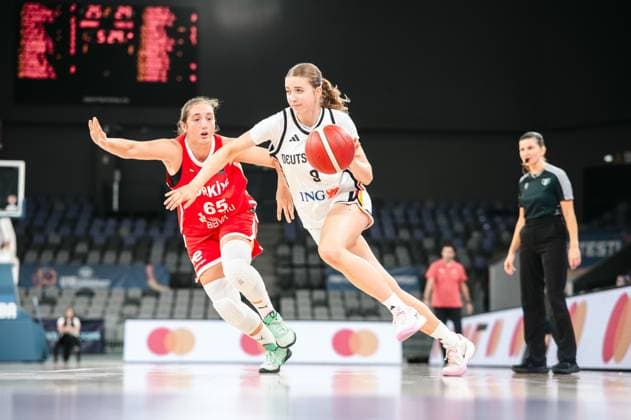 Ella Schrader ( 9; Team Deutschland u16w 2026) treibt den Ball in einem dynamischen Eins-gegen-eins-Duell an Doga Nur Aksoy ( 65; Turkey) vorbei. Im Hintergrund beobachtet eine Schiedsrichterin die Szene in der Pitesti Arena. Ella Schrader ( 9; Deutschland u16w) dribbelt gegen Doga Nur Aksoy ( 65; Turkey) *** Ella Schrader 9 of Team Germany U16w 2026 drives past Doga Nur Aksoy 65 of Turkey in a dynamic one-on-one duel. In the background, a female referee watches the action at the Pitesti Arena. Ella Schrader 9 of Germany U16w dribbles past Doga Nur Aksoy (65), Turkey Copyright: xJoelxKruehlerx