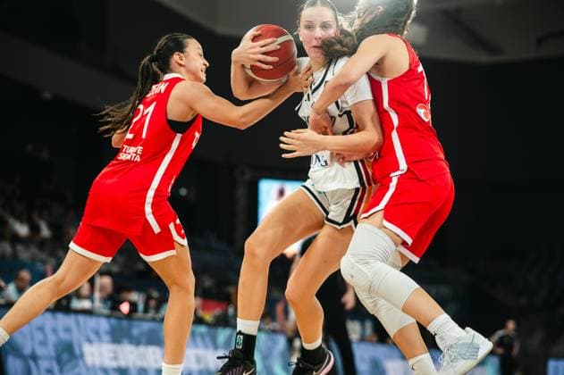 Eine Spielerin von Team Deutschland u16w kämpft mit dem Ball in beiden Händen gegen zwei Verteidigerinnen der Türkei, darunter Doga Sezgin ( 21; Turkey). Die Szene zeigt intensiven Körperkontakt beim Ballstreit in der Pitesti Arena. Zweikampf um den Ball: Deutschland u16w unter Druck gegen Turkey *** A player from Team Germany U16w battles for the ball with both hands against two Turkish defenders, including Doga Sezgin 21 (Turkey). The scene shows intense physical contact during a battle for the ball at the Pitesti Arena. Battle for the ball: Germany U16w under pressure against Turkey Copyright: xJoelxKruehlerx