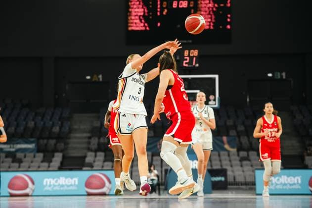 Matilda Blanarik ( 3; Deutschland u16w) springt zum Wurf und wird von einer Spielerin der Turkey geblockt. Im Hintergrund sind weitere Spielerinnen beider Teams sowie die Anzeigetafel der Pitesti Arena zu sehen. Matilda Blanarik ( 3; Deutschland u16w) beim Wurf gegen Turkey *** Matilda Blanarik 3 of Germany s U16 women s team jumps to shoot and is blocked by a player from Turkey. In the background, other players from both teams can be seen, as well as the scoreboard at Pitesti Arena. Matilda Blanarik 3 of Germany s U16 women s team shoots against Turkey. Copyright: xJoelxKruehlerx