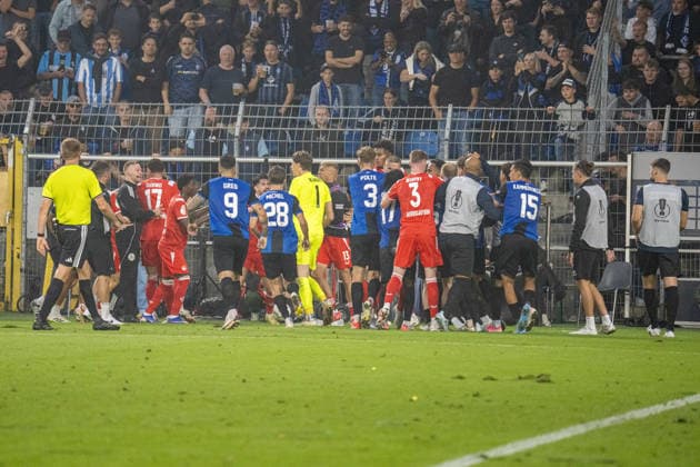 21.08.2026, xdaymx, Fussball DFB Pokal 1.Runde, SV Waldhof Mannheim - 1.FC Kaiserslautern. Rudelbildung, die zum Platzsturm der Mannheimer Fans geführt hat. DFL DFB REGULATIONS PROHIBIT ANY USE OF PHOTOGRAPHS as IMAGE SEQUENCES and or QUASI-VIDEO) Mannheim *** August 21, 2026, xdaymx, Soccer, DFB Cup First Round, SV Waldhof Mannheim 1 FC Kaiserslautern: A crowd gathering that led to Mannheim fans storming the field. DFL DFB REGULATIONS PROHIBIT ANY USE OF PHOTOGRAPHS as IMAGE SEQUENCES and or QUASI-VIDEO. Mannheim